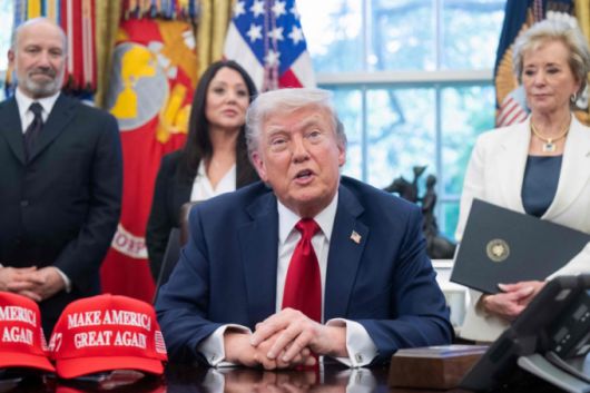 (워싱턴 AFP=뉴스1) 우동명 기자 = 도널드 트럼프 미국 대통령이 23일(현지시간) 워싱턴 백악관에서 열린 행정명령 서명식서 "중국과 특별한 무역 협상을 할 수도 있을 것 같다"고 밝히고 있다. 2025.04.24  /AFPBBNews=뉴스1