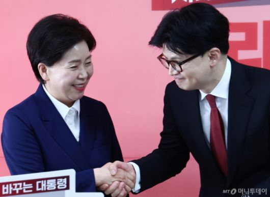 한동훈 국민의힘 대선 경선 후보와 경선에 출마했던 양향자 전 의원이 23일 서울 여의도 선거사무소에서 양 전 의원의 한 후보 지지 선언 기자회견을 갖고 악수하고 있다. 2025.4.23/사진=뉴스1 /사진=(서울=뉴스1) 김민지 기자