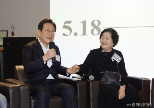 [광주=뉴시스] 이영주 기자 = 이재명 더불어민주당 대선 경선 후보가 24일 광주 전일빌딩245에서 5·18 학생 시민군 고(故) 문재학 열사의 어머니 김길자 여사와 이야기하고 있다. 2025.04.24.leeyj2578@newsis.com /사진=