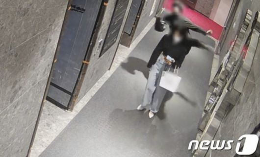 2022년 5월22일 부산 서면에서 귀가하던 김진주씨(필명)를 30대 남성 이모씨가 성폭행할 목적으로 뒤따라가 무차별적으로 폭행한 '부산 돌려차기 사건' CCTV 모습/사진=뉴스1(남언호 법률사무소 빈센트 변호사 제공)