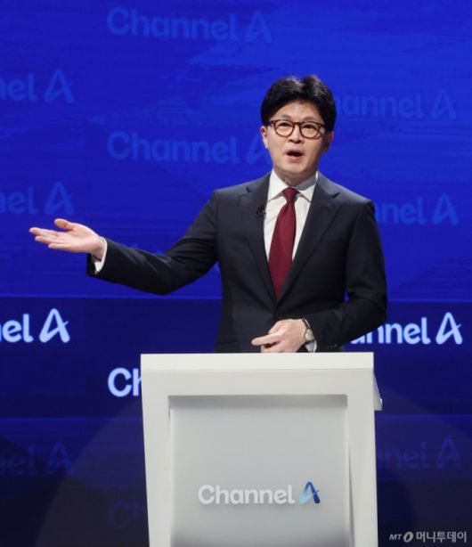 [서울=뉴시스] 국회사진기자단 = 한동훈 제21대 대통령 선거 국민의힘 경선 후보가 24일 서울 종로구 동아미디어센터 채널A 오픈스튜디오에서 열린 2차 경선토론회 김문수 후보와의 1:1 맞수 토론에 앞서 리허설을 하고 있다. 2025.04.24. photo@newsis.com /사진=