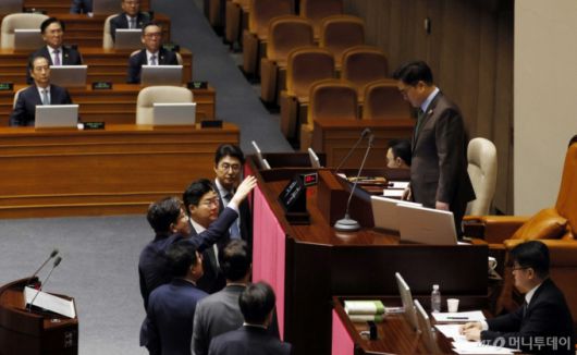 권성동 국민의힘 원내대표가 24일 서울 여의도 국회 본회의장에서 한덕수 대통령 권한대행 국무총리 추경안 시정연설 후 우원식 국회의장의 "대정부 질문의 국회 출석 답변과 상설특검 추천 의뢰 등 해야 할 일과 헌법재판관 지명 등 하지 말아야 할 일을 잘 구별하기를 바란다" 발언에 항의하고 있다. (공동취재) 2025.4.24/사진=뉴스1 /사진=(서울=뉴스1) 이재명 기자