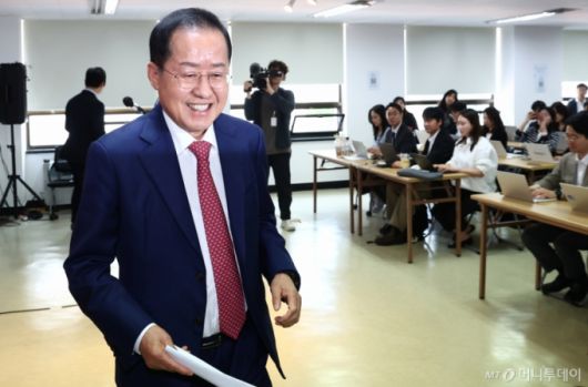 홍준표 국민의힘 대선 경선 후보가 24일 오전 서울 여의도 국회 선거사무소에서 경선 관련 긴급 기자회견을 마치고 나오고 있다. 2025.4.24/사진=뉴스1 /사진=(서울=뉴스1) 김민지 기자