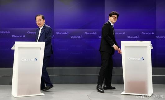 [서울=뉴시스] 국회사진기자단=25일 오후 종로구 동아미디어센터 채널A스튜디오에서 국민의힘 대선 2차 경선 진출자인 한동훈, 홍준표 후보가 기념촬영 후 자리로 돌아가고 있다. 2025.04.25. /사진=