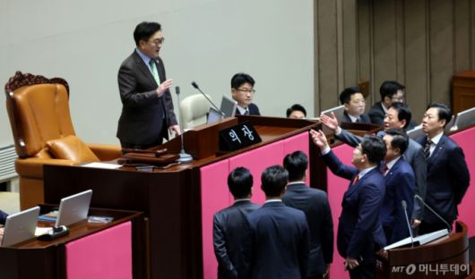 24일 서울 여의도 국회 본회의장에서 한덕수 대통령 권한대행 국무총리의 2025년도 제1회 추가경정예산안에 대한 정부의 시정연설 이후 우원식 국회의장의 "대정부 질문의 국회 출석 답변과 상설특검 추천 의뢰 등 해야 할 일과 헌법재판관 지명 등 하지 말아야 할 일을 잘 구별하기를 바란다" 발언에 권성동 국민의힘 원내대표가 항의하고 있다. (공동취재) 2025.4.24/사진=뉴스1 /사진=(서울=뉴스1) 이재명 기자