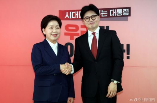 한동훈 제21대 대통령 선거 국민의힘 경선 후보와 1차 경선에서 컷오프된 양향자(왼쪽) 후보가 23일 오후 서울 여의도 캠프 사무실에서 손을 잡고 기념촬영을 하고 있다. 이날 양 후보는 한동훈 후보 지지를 선언했다. 2025.04.23. /사진=뉴시스 /사진=조성봉