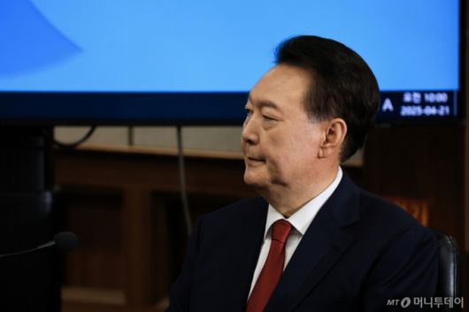 [서울=뉴시스] 사진공동취재단 = 12·3 비상계엄을 선포해 내란 우두머리 혐의로 재판에 넘겨진 윤석열 전 대통령이 21일 오전 서울 서초구 서울중앙지법 417호 법정에 앉아 재판 시작을 기다리고 있다. 2025.04.21. photo@newsis.com /사진=