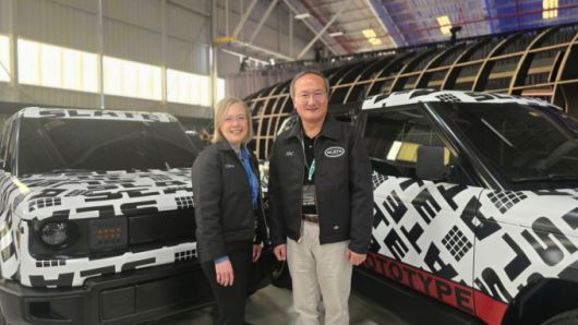 이석희 SK온 대표이사 사장(우측)과 크리스 바먼(Chris Barman) 슬레이트 최고경영책임자(좌측)가 24일(현지시간) 미국 캘리포니아주 롱비치에서 열린 슬레이트 신차 공개 행사 중 기념 촬영을 하고 있다.