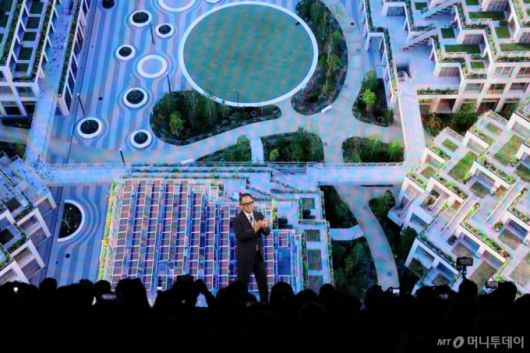 도요타 아키오 도요타그룹 회장이 세계 최대 IT(정보기술)·가전 전시회 'CES 2025' 개막을 하루 앞둔 6일 오전(현지시간) 미국 네바다주 라스베이거스 만달레이베이 컨벤션센터에서 열린 토요타 프레스 콘퍼런스에서 기조 연설을 하고 있다. /사진=뉴스1