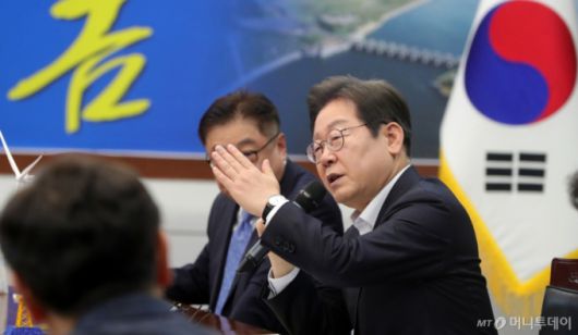 [김제=뉴시스] 김얼 기자 = 이재명 제21대 대통령 선거 더불어민주당 경선 후보가 24일 전북 김제시 새만금33센터에서 열린 전북 미래에너지 현장 간담회에 참석해 인사말을 하고 있다.(전북사진기자단 공동 취재) 2025.04.24. pmkeul@newsis.com /사진=김얼