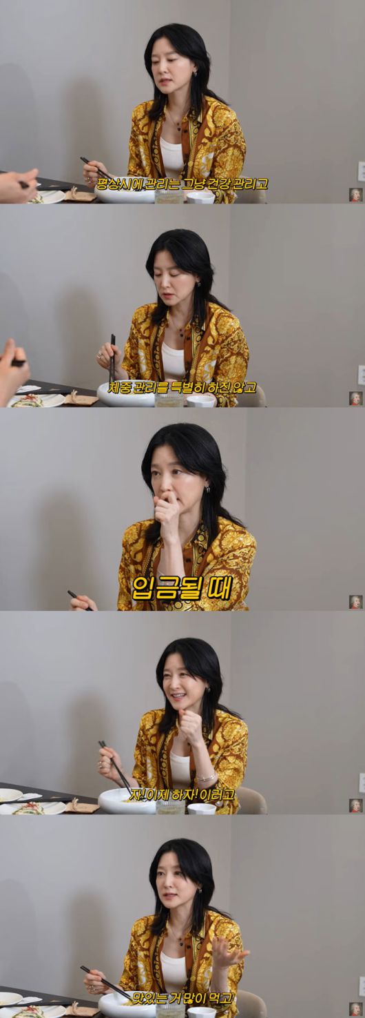 배우 이영애(54)가 미모 관리법에 대해 솔직히 밝혔다./사진=유튜브 채널 '공부왕찐천재 홍진경' 영상