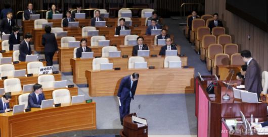 한덕수 대통령 권한대행 국무총리가 24일 서울 여의도 국회에서 열린 본회의에서 2025년도제1회추가경정예산안에대한정부의시정연설을 하기 전 우원식 의장에게 인사하고 있다. 2025.04.24. /사진=뉴시스 /사진=