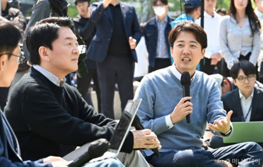 [성남=뉴시스] 김종택 기자 = 안철수 국민의힘 대선 경선 후보와 이준석 개혁신당 대선 후보가 25일 경기 성남시 판교 테크노밸리 광장에서 'AI 과학기술 패권'을 주제로 열린 단비토크에서 대담하고 있다. 2025.04.25. jtk@newsis.com /사진=김종택