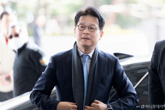 (서울=뉴스1) 이승배 기자 = 이창수 서울중앙지검장이 헌법재판소의 기각 결정으로 직무에 복귀하기 위해 13일 오후 서울 서초구 서울중앙지검으로 들어서고 있다.  헌법재판소는 이날 이 지검장, 조상원 서울중앙지검 4차장검사, 최재훈 반부패수사2부장검사의 탄핵소추안을 만창일치로 기각했다. 이는 98일 만의 결정이다. 2025.3.13/뉴스1  Copyright (C) 뉴스1. All rights reserved. 무단 전재 및 재배포,  AI학습 이용 금지. /사진=(서울=뉴스1) 이승배 기자