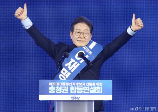 (청주=뉴스1) 김민지 기자 = 이재명 더불어민주당 대선 경선 후보가 19일 충북 청주체육관에서 열린 제21대 대통령선거 후보자 선출을 위한 충청권 합동연설회에서 엄지를 들어보이고 있다. 2025.4.19/뉴스1  Copyright (C) 뉴스1. All rights reserved. 무단 전재 및 재배포,  AI학습 이용 금지. /사진=(청주=뉴스1) 김민지 기자