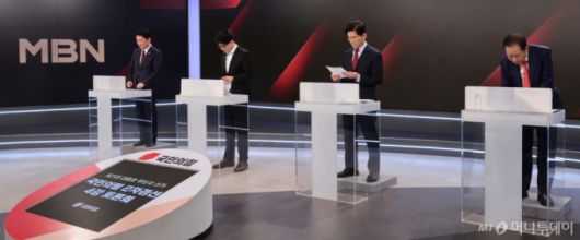 (서울=뉴스1) 국회사진취재단 = 26일 서울 중구 매경미디어센터에서 열린 국민의힘 대통령 선거 제2차 경선 후보자 토론회에서 후보들이 토론에 앞서 자료를 살펴보고 있다.   왼쪽부터 안철수, 한동훈, 김문수, 홍준표 후보.  2025.4.26/뉴스1  Copyright (C) 뉴스1. All rights reserved. 무단 전재 및 재배포,  AI학습 이용 금지. /사진=(서울=뉴스1) 국회사진취재단