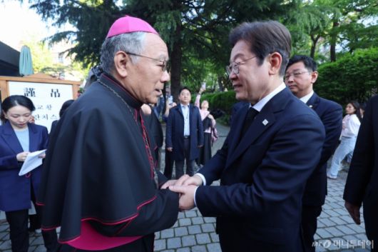 (서울=뉴스1) 김도우 기자 = 이재명 더불어민주당 대선 경선 후보가 23일 서울 명동대성당 지하성당에 마련된 프란치스코 교황 분향소에 조문을 마치고 구요비 천주교 서울대교 총대리와 인사를 나누고 있다. (공동취재) 2025.4.23/뉴스1  Copyright (C) 뉴스1. All rights reserved. 무단 전재 및 재배포,  AI학습 이용 금지. /사진=(서울=뉴스1) 김도우 기자