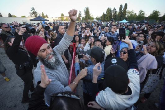 26일(현지시간) 캐나다 브리티시컬럼비아주 밴쿠버에서 열린 라푸라푸 페스티벌에서 캐나다 신민주당(NDP) 대표 자그밋 싱이 축제 참가자들과 소통하고 있다. /AP=뉴시스