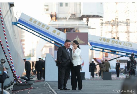 북한 노동당 기관지 노동신문은 26일 "김정은 동지를 모시고 새로 건조한 구축함 진수 기념식이 조선혁명의 첫무장력의 창건일인 뜻깊은 지난 25일 남포조선소에서 성대히 진행됐다"라고 보도했다. 신형 구축함은 5000톤(t)급이다. 김정은 북한 노동당 총비서가 그의 딸 김주애와 구축함 앞에서 이야기 나누고 있다. / 사진=뉴스1
