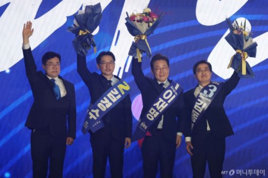 [고양=뉴시스] 조성우 기자 = 27일 경기도 고양시 킨텍스에서 열린 더불어민주당 제21대 대통령 선거 후보자 선출을 위한 수도권·강원·제주 합동연설회에서 이재명 후보가 대선후보로 선출된 후 인사를 하고 있다. 2025.04.27. xconfind@newsis.com /사진=조성우