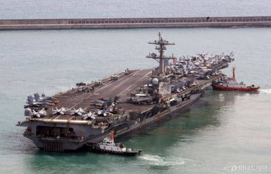 (부산=뉴스1) 윤일지 기자 = 트럼프 2기 행정부 출범 이후 처음으로 한국을 방문한 미 해군 핵추진 항공모함 '칼빈슨함'(CVN-70)이 7일 오후 부산 남구 해군작전사령부 부산작전기지에서 출항하고 있다.   길이 333m, 폭 76.4m, 무게 10만여 톤, 승조원 6000여 명에 달하는 니미츠급 항모인 칼빈슨함은 스텔스 전투기 F-35C 등 항공기 80여 대를 탑재할 수 있어 '떠다니는 군사기지'로 불린다.   칼빈슨함은 한반도 근해에서 이달 중 실시될 것으로 보이는 한미 연합 훈련 또는 한미일 연합 해상훈련에 참여할 것으로 예상된다. 2025.3.7/뉴스1  Copyright (C) 뉴스1. All rights reserved. 무단 전재 및 재배포,  AI학습 이용 금지. /사진=(부산=뉴스1) 윤일지 기자