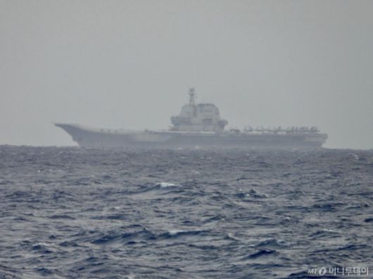 대만 국방부가 공개한 이 이미지는 2025년 3월 31일 월요일, 중국 산둥 항모가 대만 근처를 항해하는 모습을 보여준다. (대만 국방부 /사진=이혜미