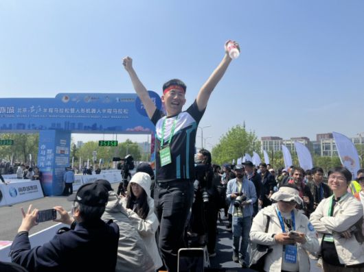 2등으로 들어오는 N2를 보고 환호하는 장저웬/사진=황저핑의 엑스(X) 계정