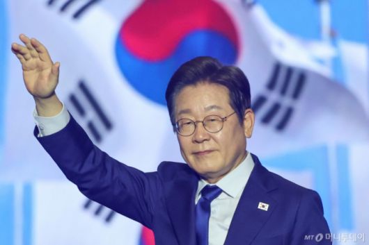 (고양=뉴스1) 안은나 기자 = 이재명 더불어민주당 제21대 대통령선거 후보가 27일 경기 고양시 킨텍스에서 열린 수도권·강원·제주 합동연설회에 참석해 최종 후보로 선출된 뒤 수락 연설에 앞서 인사하고 있다. 2025.4.27/뉴스1  Copyright (C) 뉴스1. All rights reserved. 무단 전재 및 재배포,  AI학습 이용 금지. /사진=(고양=뉴스1) 안은나 기자