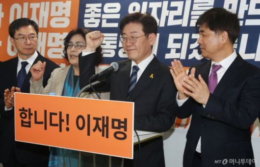 더불어민주당 대선주자인 이재명 성남시장이 3일 오후 서울 여의도 캠프 사무실에서 비정규직 제도 개선과 노동권 강화 등을 골자로한 '일자리 정책'을 발표하고 있다. /사진=이동훈 기자 photoguy@