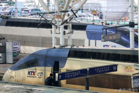 (서울=뉴스1) 황기선 기자 = 7일 서울역에 KTX(고속철도) 열차가 정차해 있다.  한국철도공사(코레일)가 14년 만에 KTX 운임을 서울~부산 기준 5만9,800원에서 7만 원으로 올리는 인상안을 추진한다.  철도 업계에 따르면 코레일 여객사업본부는 최근 운임 인상률 목표치를 17%로 확정하고 정부에 요금 재편의 필요성을 제시했다고 밝혔다.  2025.3.7/뉴스1  Copyright (C) 뉴스1. All rights reserved. 무단 전재 및 재배포,  AI학습 이용 금지. /사진=(서울=뉴스1) 황기선 기자