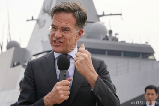(요코스카 AFP=뉴스1) 우동명 기자 = 마르크 뤼터 나토 사무총장이 8일(현지시간) 가나가와현 요코스카에 있는 해상자위대 기지를 방문해 취재진과 만나 “중국의 군사력 증강에 맞서 인도·태평양 국가와 협력의 필요성이 중요하다”고 밝히고 있다. 2025.04.09  ⓒ AFP=뉴스1  Copyright (C) 뉴스1. All rights reserved. 무단 전재 및 재배포,  AI학습 이용 금지. /사진=(요코스카 AFP=뉴스1) 우동명 기자