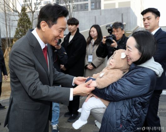 [서울=뉴시스] 홍효식 기자 = 오세훈 서울시장이 31일 서울 광진구 롯데캐슬 이스트폴 미리내집을 방문해 입주 신혼부부들과 인사하고 있다. (공동취재) 2025.03.31. photo@newsis.com /사진=홍효식