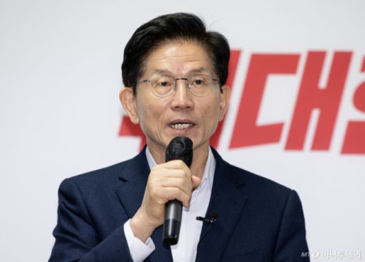 김문수 국민의힘 경선 후보가 27일 오전 서울 여의도 캠프 사무실에서 열린 김은희 전 의원 지지선언 기자회견에서 발언을 하고 있다./사진=뉴스1