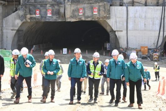 조용익 부천시장(가운데)이 28일 광명~서울 고속도로 3공구 공사현장을 찾아 안전점검하고 있다./사진제공=부천