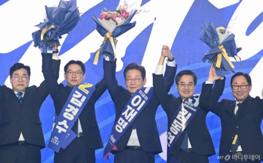 (고양=뉴스1) 안은나 기자 = 21대 대선 더불어민주당 후보로 선출된 이재명 후보가 27일 경기 고양시 킨텍스에서 열린 수도권·강원·제주 합동연설회에서 김경수,김동연 경선 후보, 박찬대 당대표 직무대행 겸 원내대표와 함께 인사하고 있다.(공동취재) 2025.4.27/뉴스1  Copyright (C) 뉴스1. All rights reserved. 무단 전재 및 재배포,  AI학습 이용 금지. /사진=(고양=뉴스1) 안은나 기자