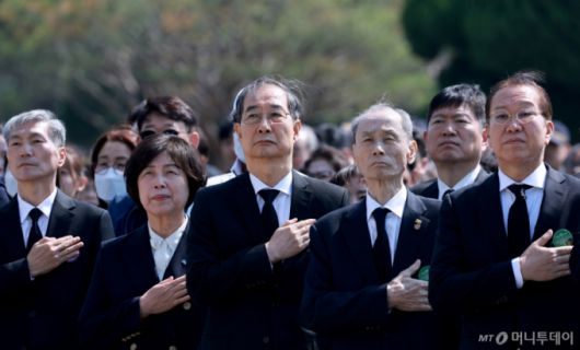 한덕수 대통령 권한대행 국무총리가 25일 대전 유성구 국립대전현충원에서 열린 제2회 순직의무군경의 날 기념식에서 참석자들과 국민의례를 하고 있다. (대통령실통신사진기자단) 2025.04.25. /사진=뉴시스 /사진=