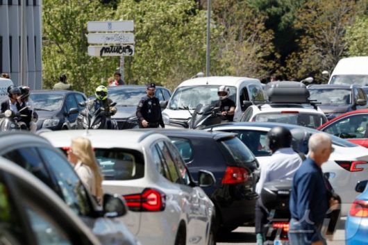 2025 년 4월 28일 이베리아 반도(스페인 포르투갈 지역) 전체와 프랑스 남부 일부에 영향을 미치는 대규모 정전사태가 발생했다. 사진은 마드리드에서 교통경찰관이 교통 정리를 하는 모습. 2025.04.28. ⓒ AFP=뉴스1