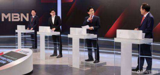 [서울=뉴시스] 국회사진기자단 = 26일 서울 중구 매경미디어센터에서 열린 국민의힘 대통령 선거 제2차 경선 후보자 토론회에서 후보들이 토론에 앞서 대화를 나누고 있다. 왼쪽부터 안철수, 한동훈, 김문수, 홍준표 후보. 2025.04.26. photo@newsis.com /사진=이영환