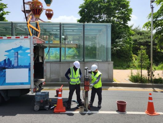 7호선·서해선이 지나는 부천종합운동장 인근 도로에 대한 공동 확인 작업을 진행하는 모습./사진제공=부천시