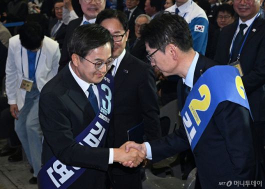 [고양=뉴시스] 조성우 기자 = 27일 경기도 고양시 킨텍스에서 열린 제21대 대통령 선거 후보자 선출을 위한 수도권·강원·제주 합동연설회에서 김경수, 김동연 후보가 인사를 하고 있다. (공동취재) 2025.04.27. photo@newsis.com /사진=고승민