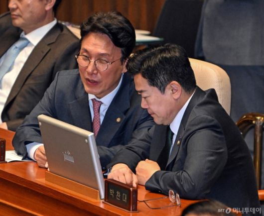 (서울=뉴스1) 이재명 기자 = 박찬대 더불어민주당 당대표 직무대행 겸 원내대표(오른쪽)와 김민석 최고위원이 24일 국회에서 열린 본회의에서 이야기를 나누고 있다. (공동취재) 2025.4.24/뉴스1  Copyright (C) 뉴스1. All rights reserved. 무단 전재 및 재배포,  AI학습 이용 금지. /사진=(서울=뉴스1) 이재명 기자