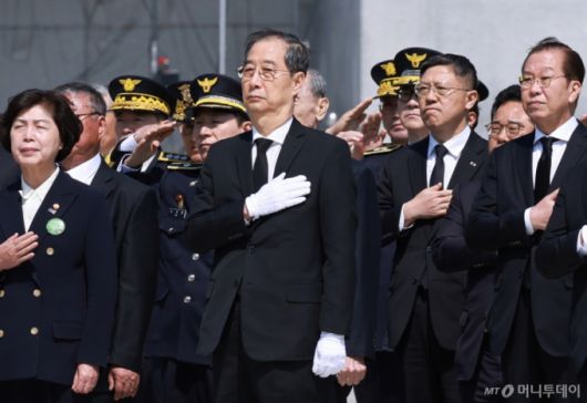 한덕수 대통령 권한대행 국무총리가 25일 대전 유성구 국립대전현충원에서 열린 제2회 순직의무군경의 날 기념식에서 참배를 위해 이동중 국기에 경례를 하고 있다. (대통령실통신사진기자단) 2025.04.25. /사진=뉴시스 /사진=