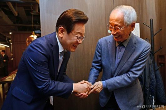 [서울=뉴시스] 권창회 기자 = 이재명 더불어민주당 대표가 30일 오전 서울 여의도 한 식당에서 윤여준 전 환경부 장관과 오찬 회동에 나서며 인사하고 있다. (공동취재) 2024.10.30. photo@newsis.com /사진=