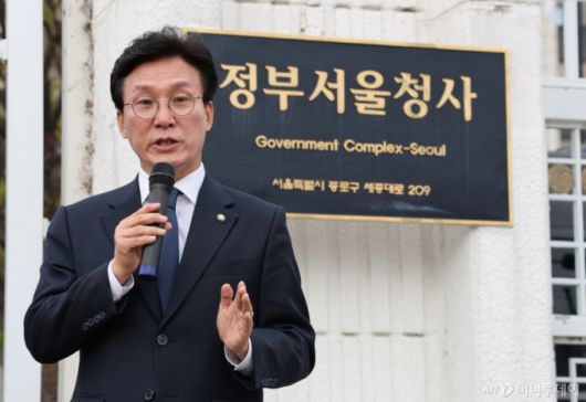 (서울=뉴스1) 임세영 기자 = 김민석 더불어민주당 최고위원이 17일 오전 서울 종로구 정부서울청사 앞에서 한덕수 대통령 권한대행 졸속 관세협상 불가 기자회견 및 1인 시위를 하고 있다. 2025.4.17/뉴스1  Copyright (C) 뉴스1. All rights reserved. 무단 전재 및 재배포,  AI학습 이용 금지. /사진=(서울=뉴스1) 임세영 기자