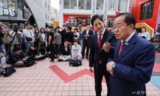 홍준표 국민의힘 대선 경선 후보가 27일 오후 서울 마포구 홍대 레드로드를 찾아 현장 기자간담회를 하고 있다. 2025.4.27/사진=뉴스1 /사진=(서울=뉴스1) 신웅수 기자