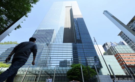 (서울=뉴스1) 장수영 기자 = 30일 서울 서초구 삼성전자 서초사옥의 모습.   삼성전자는 이날 올해 1분기 연결 기준 매출액은 79조 1405억 원, 영업이익은 6조6853억 원을 기록했다고 공시했다. 매출액은 전년 동기 대비 10.05% 증가하며 사상 최대 분기 매출을 기록했다. 2025.4.30/뉴스1  Copyright (C) 뉴스1. All rights reserved. 무단 전재 및 재배포,  AI학습 이용 금지. /사진=(서울=뉴스1) 장수영 기자