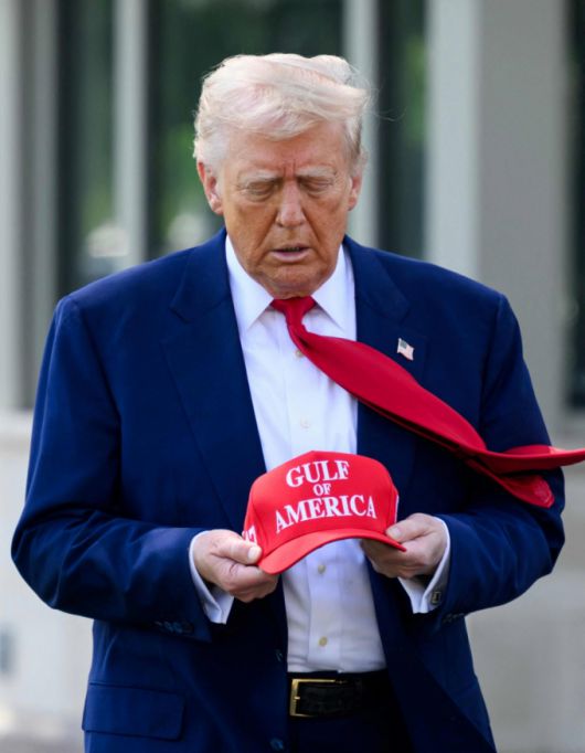 도널드 트럼프 미국 대통령이 29일(현지시간) 미시간주 워런의 머콤 카운티에서 열린 취임 100일 기념 행사에 참석하기 위해 ‘미국 만’이 쓰인 빨간 모자를 들고 워싱턴 백악관을 나서고 있다. /AFPBBNews=뉴스1