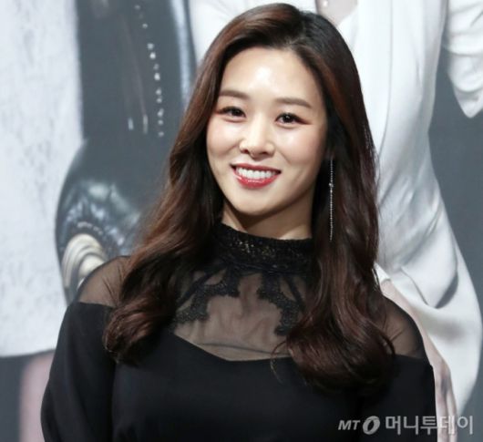 배우 장신영이 24일 오후 강남구 임피리얼팰리스서울에서 열린 TV CHOSUN 드라마 '바벨' 제작발표회에서 포즈를 취하고 있다.