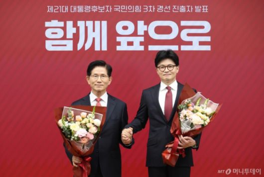 29일 서울 여의도 국민의힘 당사에서 열린 제21대 대통령 후보자 국민의힘 3차 경선 진출자 발표 행사에서 3차 경선에 진출한 김문수(왼쪽)후보와 한동훈 후보가 기념촬영을 하고 있다.  2025.4.29/사진=뉴스1 /사진=(서울=뉴스1) 국회사진취재단