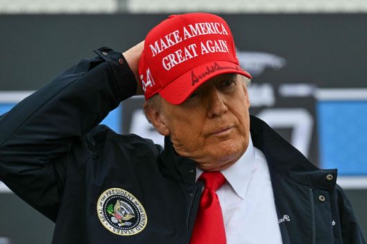 도널드 트럼프 미국 대통령이 16일(현지시간) 플로리다주 데이토나 비치에서 열린 자동차 경주 대회인 '데이토나 500'에 MAGA 모자를 쓰고 참석을 하고 있다. 2025.02.17  /AFPBBNews=뉴스1